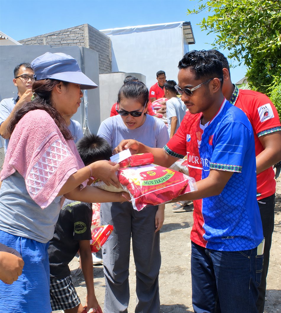 Relawan Yayasan Sungai Kasih menyalurkan bantuan logistik kepada warga terdampak bencana Bali
