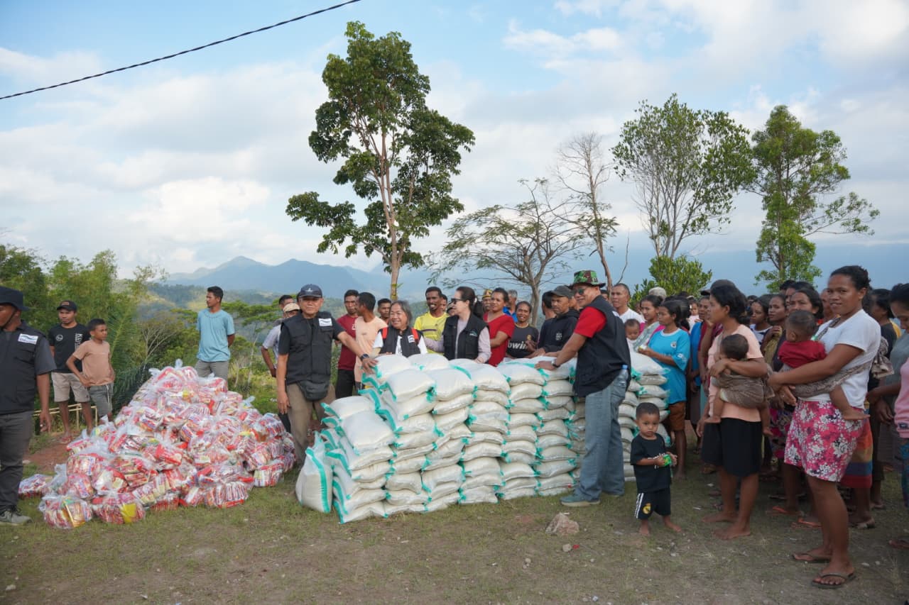 Penyaluran bantuan beras dan sembako untuk warga terdampak gempa Flores