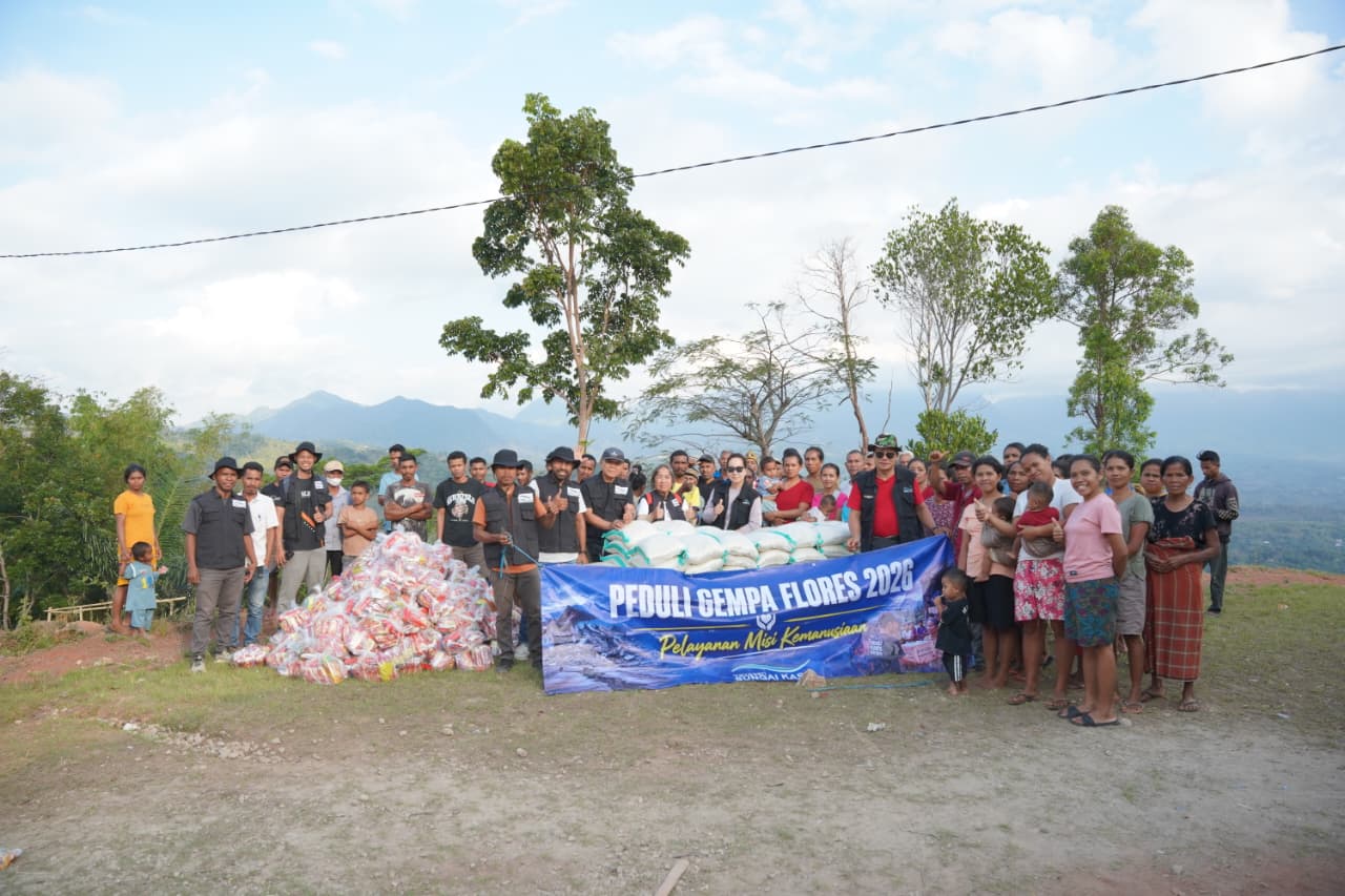 Tim Misi Kemanusiaan Yayasan Sungai Kasih bersama warga dan bantuan logistik Peduli Gempa Flores 2026 di Manggarai