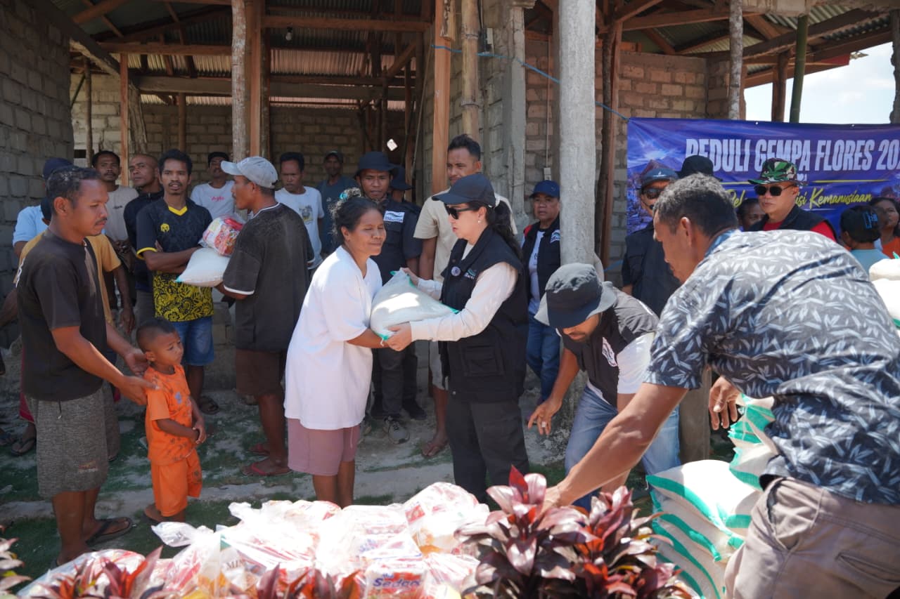 Tim menyerahkan bantuan logistik langsung kepada warga di lokasi terdampak gempa Flores