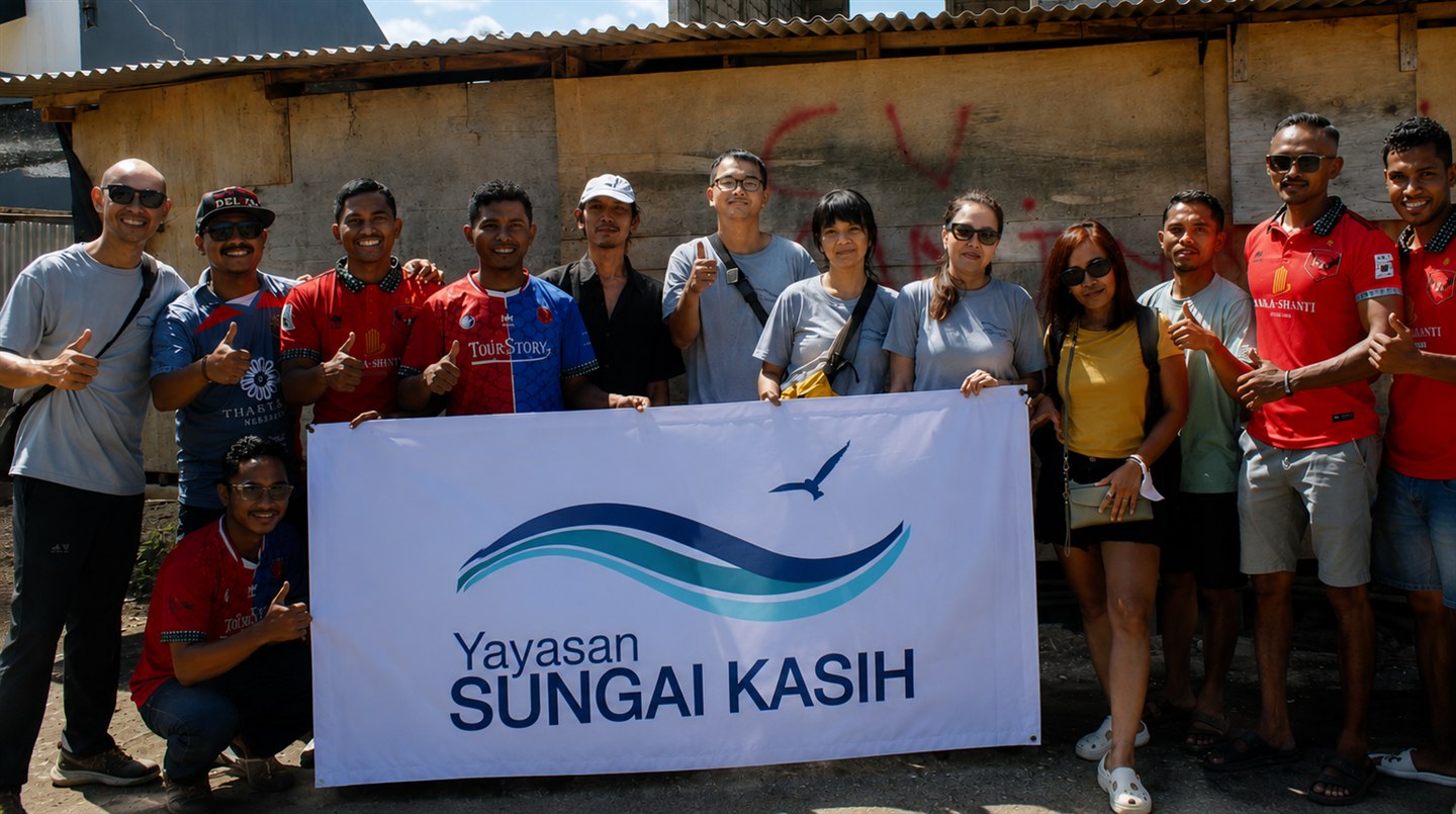 Tim Yayasan Sungai Kasih dalam misi Tanggap Bencana Bali 2025, berfoto bersama membawa spanduk yayasan