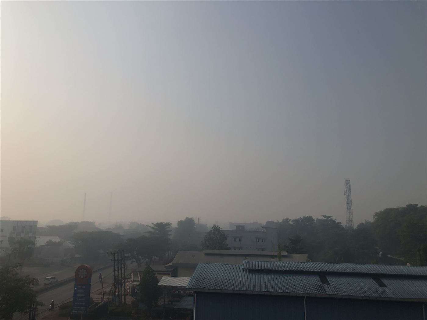 Kabut asap tebal menyelimuti permukiman di Kalimantan akibat karhutla, Agustus 2026